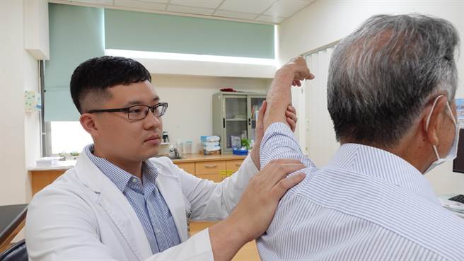 放射科主任徐庸于影像暨疼痛介入性门诊时，初步为龚先生进行检查(示意图，非当事人)。（部苗医院提供／李京升苗栗传真）