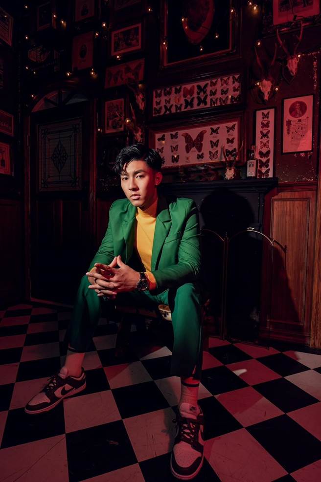 刘丞拍摄时尚照，一度折到大脚趾。（艾迪升传播提供）