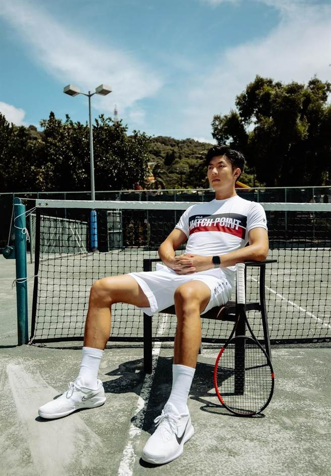 刘丞身穿运动品牌服饰，展露阳光特质。（艾迪升传播提供）