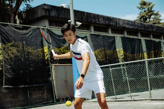 刘丞驰骋在网球场，粉丝暱称他「网球王子」。（艾迪昇传播提供）