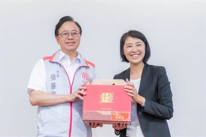 南投县长许淑华率村里长造访桃园，桃园市长张善政（左一）赠豆干名产盼互相交流。（桃园市政府提供／吕筱蝉桃园传真）