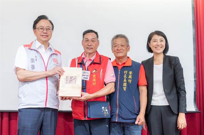 南投县长许淑华率村里长造访桃园，桃园市长张善政（左一）赠豆干名产盼互相交流。（桃园市政府提供／吕筱蝉桃园传真）