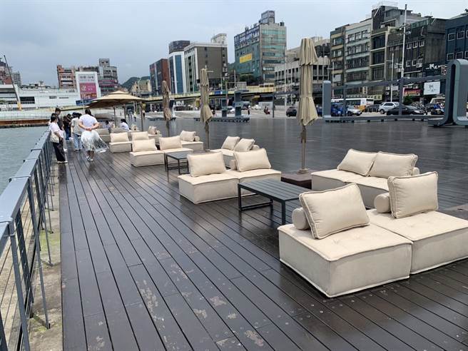 ▲基隆市文化局将于6月底推行一系列「基隆乐夏天」活动，8日在海洋广场先行试办「海洋Cafe」，将沙发摆设在海洋广场，让游客能享受海景、喝咖啡。（徐佑升摄）