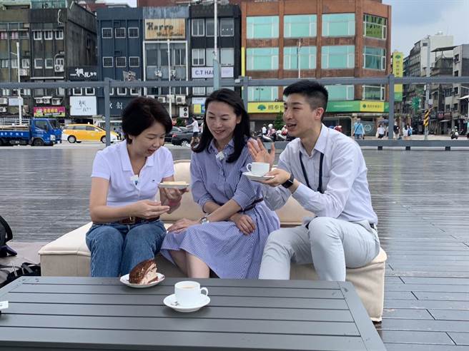 ▲基隆市政府发言人余治明（右）、文化局长江亭玫（中）以及综发处长林丽蝉（左）共同出席体验「海洋Cafe」，并畅谈未来观光发展构想。（徐佑升摄）