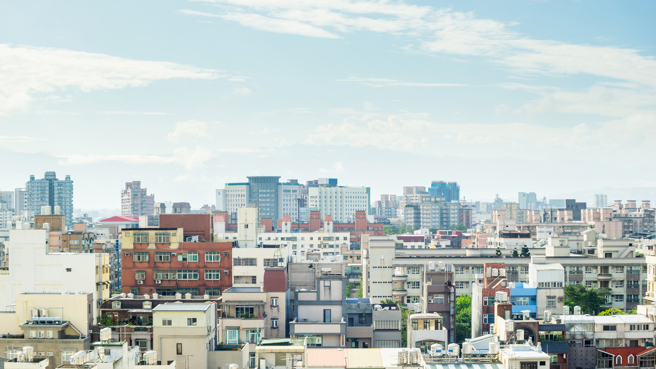 一名男网友在路上看到一间位于阳明高中附近的公寓，建16.7坪开价398万。（图／示意图，达志影像）