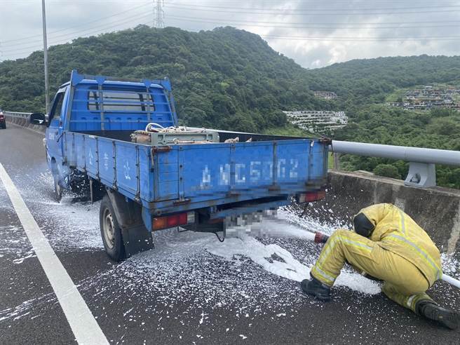 ▲8日下午国道3号南下3.8公里处小货车突冒浓烟，基隆市消防局获报前往灌救降温，成功避免进一步酿成火烧车。（基隆市消防局提供／徐佑升基隆传真）