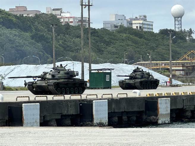 花莲县政府今在花莲港举行「全民防卫动员暨灾害防救（民安9号）演习」实作演练，模拟港内及港区周边战争时遭敌方渗透摧毁，花防部派坦克及装甲车等以优势兵力歼灭敌军，演习内容相当逼真。（罗亦晽摄）
