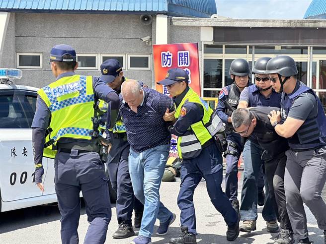 花莲县政府今在花莲港举行「全民防卫动员暨灾害防救（民安9号）演习」实作演练，模拟战争时港内行政大楼遭不法份子蓄意破坏，在县警局霹雳小组与花莲港务警察总队连手攻坚下成功逮捕歹徒。（罗亦晽摄）