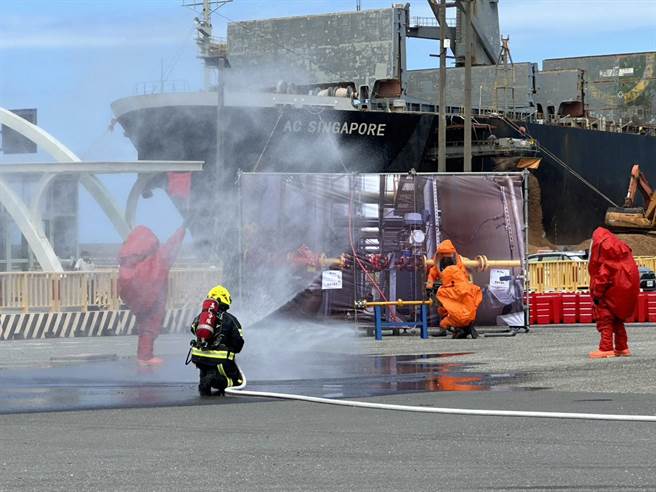 花莲县政府今在花莲港举行「全民防卫动员暨灾害防救（民安9号）演习」实作演练，模拟港内及港区周边战争时，民生管线遭敌方摧毁，各单位第一时间前往抢救。（罗亦晽摄）