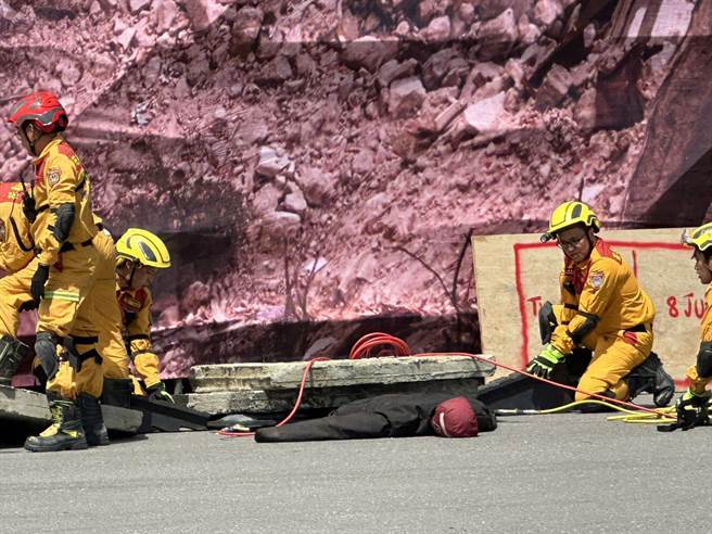 花莲县政府今在花莲港举行「全民防卫动员暨灾害防救（民安9号）演习」实作演练，模拟港内及港区周边战争时遭敌方渗透摧毁，消防局特搜人员第一时间挺入灾区救援。（罗亦晽摄）