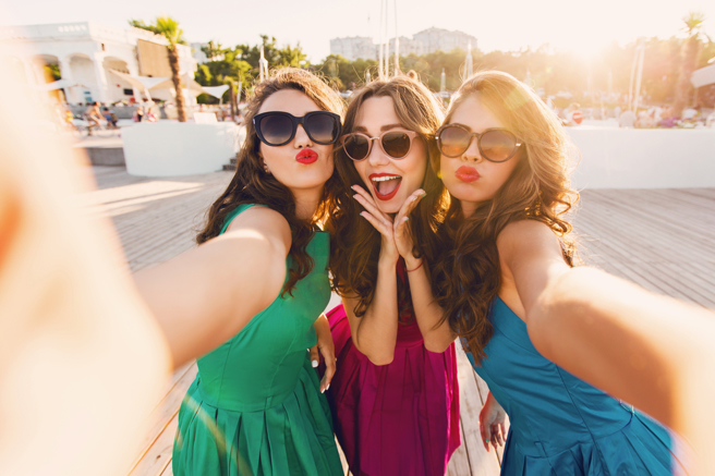 「秀出你的20岁」IG限动狂洗版！那些年流失的胶原蛋白 最新社群风潮快跟上。（示意图／shutterstock）