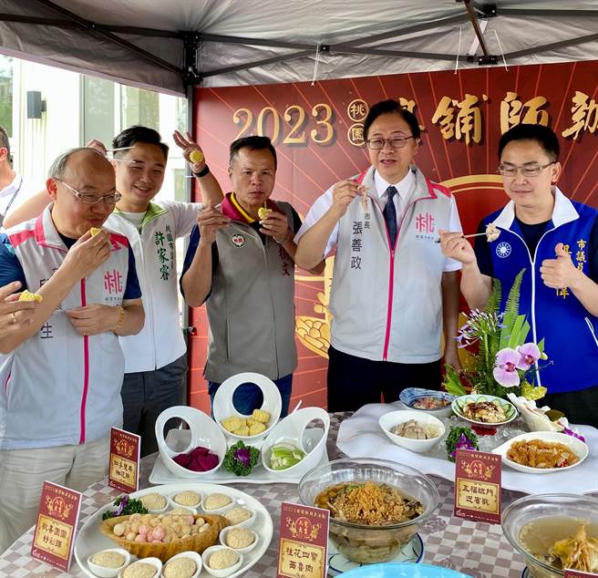 桃园市长张善政今出席2023桃园闽南文化节开幕记者会，先替总舖师办桌试菜。（桃园市文化局提供／陈梦茹桃园传真）