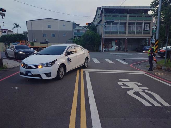 杨女驾驶轿车撞上正在过斑马线的蔡姓男子。（民眾提供／李京升苗栗传真）