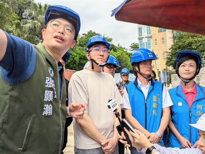 基隆市长谢国梁（左2）8日下午视察希望之丘亲子游戏场工程。（张志康摄）