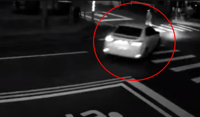 男子晨间过马路遭左转车撞伤，衝击弹飞瞬间画面曝光。（翻摄自影片）