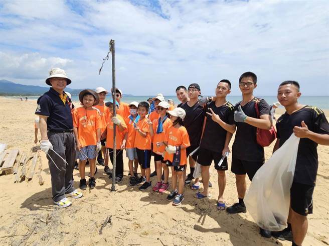 警政署长黄明昭（左一）与参加净滩的成员合影。（警政署提供）