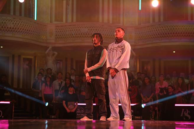 《舞力对决：地表撑霸》中，法国「地板大神」拉加特（左）和卡尔文小子同场对尬。（甲上娱乐提供）