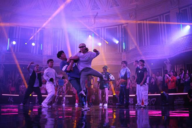 《舞力对决：地表撑霸》日本队主力 B-Girl 福岛亚由美（前排戴帽者）今年拿下全日本二连霸冠军。（甲上娱乐提供）