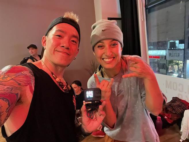 台湾霹雳舞国手萧胜文 ShowMilk（左）与 B-Girl 吉露分享《舞力对决：地表撑霸》即将在台上映喜讯，让吉露开心不已。（甲上娱乐提供）