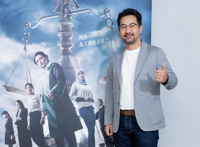 黄健玮在《八尺门的辩护人》饰演立法院党团总召。（镜文学提供提供）