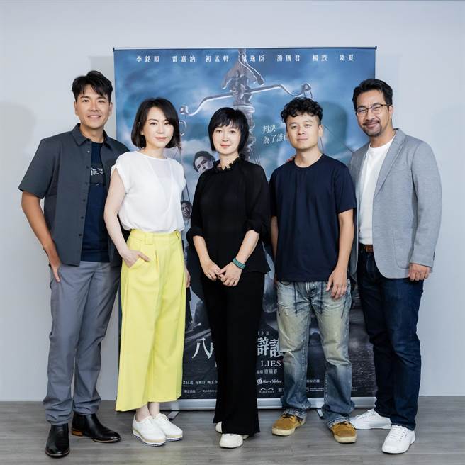 《八尺门的辩护人》举办媒体茶叙，(左起)王传一、潘仪君、监制董成瑜、导演唐福睿、黄健玮。（镜文学提供提供）