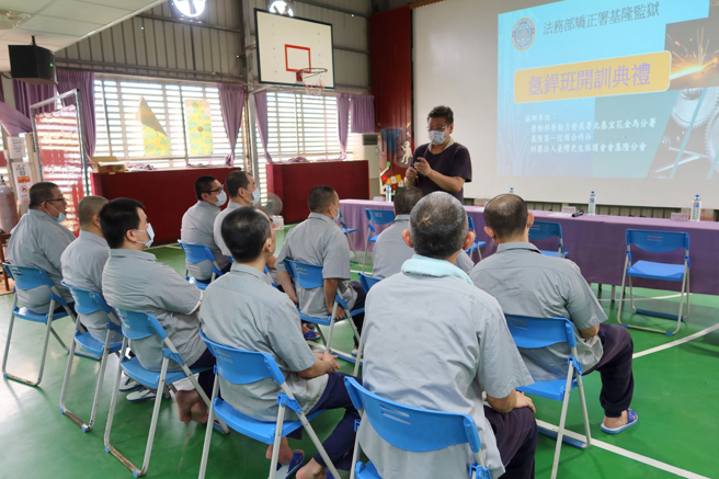 基隆监狱与基隆地检署、劳动部劳动力发展署北基宜花金马分署场长郑丁水、基隆第一信用合作社总经理陈世杰及财团法人臺湾更生保护基隆分会主委林正峰等，共同办理受刑人「氩銲技能训练班」希望受刑人利用在监期间习得一技之长，出监后立即上工。（图／基隆监狱提供）