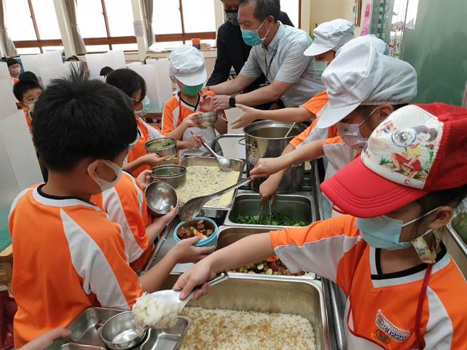 桃园市长张善政上任后推出「公私立国中小免费营养午餐」政策。（桃园市教育局提供／陈梦茹桃园传真）