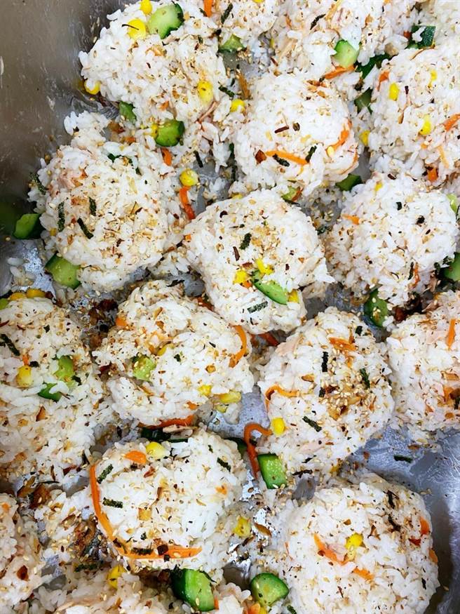 龙星国小推出日式散寿司新菜色。（桃园市教育局提供／陈梦茹桃园传真）