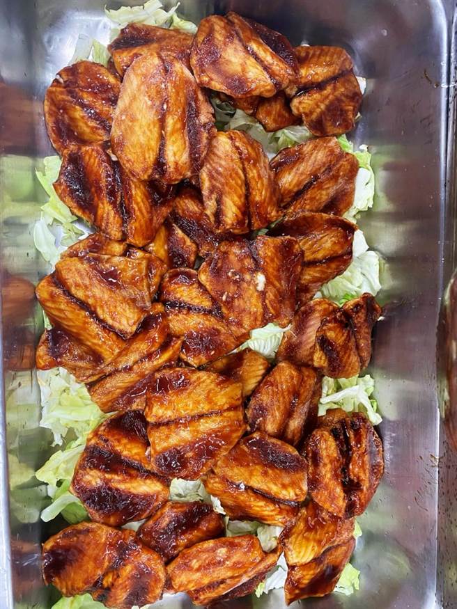 龙星国小推出蒲烧雕新菜色。（桃园市教育局提供／陈梦茹桃园传真）