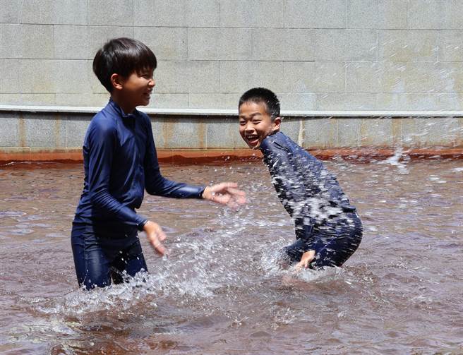 今（8日）于冷泉公园大眾池举办欢迎会，带孩子们体验冷泉。（苏澳镇公所提供／吴佩蓉宜兰传真）