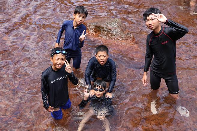 今（8日）于冷泉公园大眾池举办欢迎会，带孩子们体验冷泉。（苏澳镇公所提供／吴佩蓉宜兰传真）