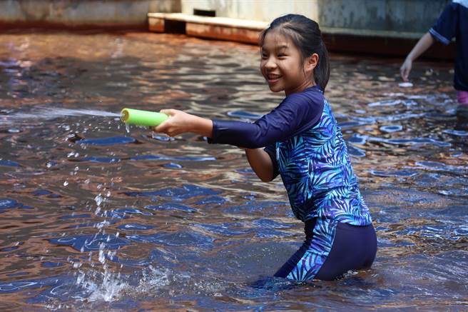 小朋友玩的不亦乐乎。（苏澳镇公所提供／吴佩蓉宜兰传真）