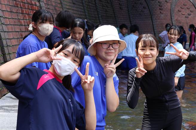 今（8日）于冷泉公园大眾池举办欢迎会，带孩子们体验冷泉。（苏澳镇公所提供／吴佩蓉宜兰传真）