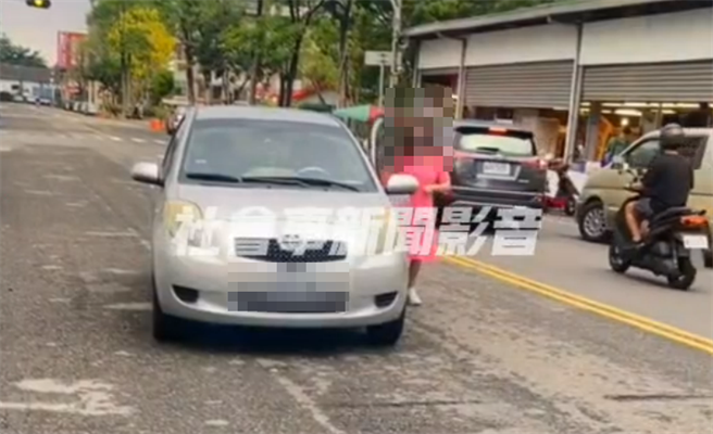 警方表示，该自小客车违规行为，已违反《道路交通管理处罚条例》。（翻摄社会事新闻影音）