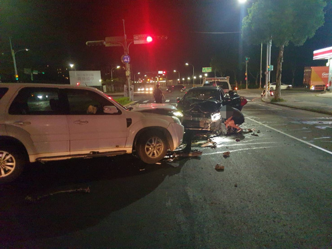 昨（7）日晚间23时许，新北市林口区文化北路与忠孝路口发生一起交通事故，1名女驾驶因失控撞上对向停等红灯的2辆汽车，警消获报火速到场，车祸造成2人受伤送医。（图／警方提供）