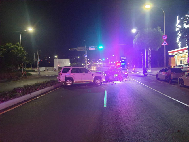 昨（7）日晚间23时许，新北市林口区文化北路与忠孝路口发生一起交通事故，1名女驾驶因失控撞上对向停等红灯的2辆汽车，警消获报火速到场，车祸造成2人受伤送医。（图／警方提供）