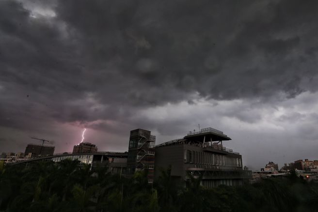 对流云系发展旺盛，各地有局部短暂雷阵雨。（报系资料照）