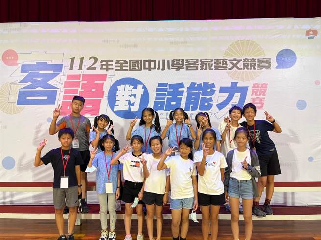高雄市美浓区吉东国小学生开心北上参赛，除了累积实力，更能增广见闻。（美浓区吉东国小提供／林雅惠传真）