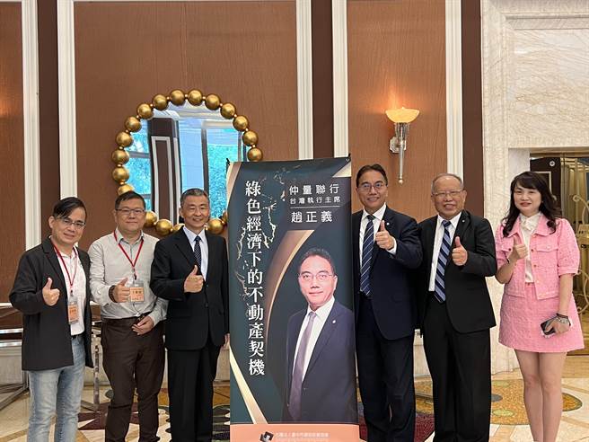 台湾仲量联行执行主席赵正义受台中市建筑经济协会邀请，以「绿色经济下的不动产契机」为主题演讲。（林欣仪摄）