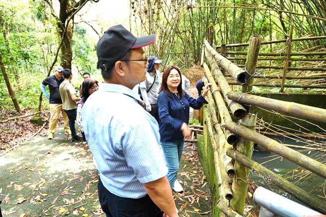 草屯「將軍古道」步道多處損壞，立委馬文君8日現勘爭取改善經費。（立委馬文君提供／陳淑娥台中傳真）