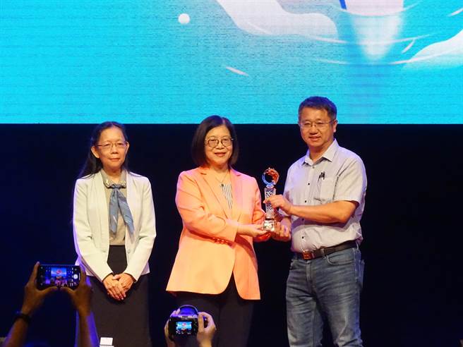 金门县3度蝉联海洋保育署环境管理考核评比「特优」奖项，今天由海委会主委管碧玲（中）亲自颁奖，金门环保局副局长杨忠盛（右）代表受奖。（图／金门县环保局提供）