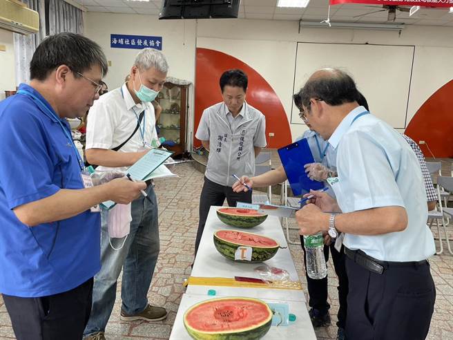 后龙镇大西瓜比赛8日在海埔社区活动中心登场。（后龙镇农会提供／谢明俊苗栗传真）