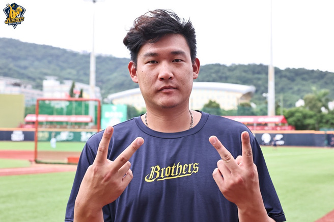 中信兄弟许基宏因扑本垒导致左肩受伤。（中信兄弟提供）