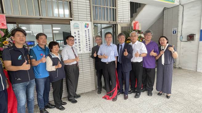 台东大学产业物联网大数据研究中心今成立「台东净零碳盘永续治理暨数位应用资源服务中心」以及「台湾气候服务联盟台东服务中心」，协助产业迈向低碳化。（萧嘉蕙摄）
