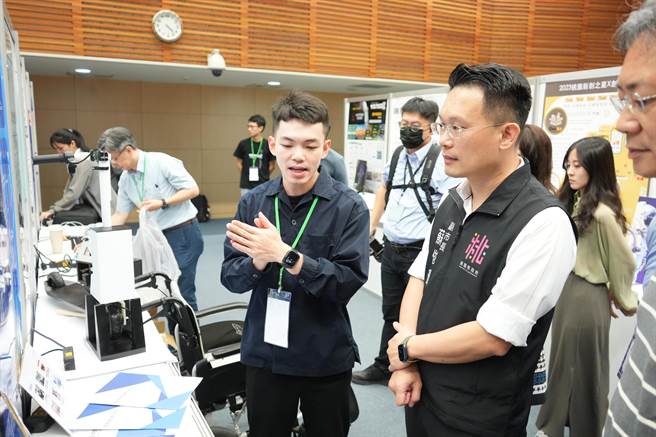 桃园市青年局与中原大学合作举办创业竞赛，副市长苏俊宾（右）参观各摊位。（吕筱蝉摄）