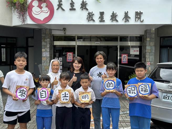 台东县光明国小捐赠儿童节义卖所得金额7481元给台东救星教养院，让爱延续。（台东县政府提供／萧嘉蕙台东传真）