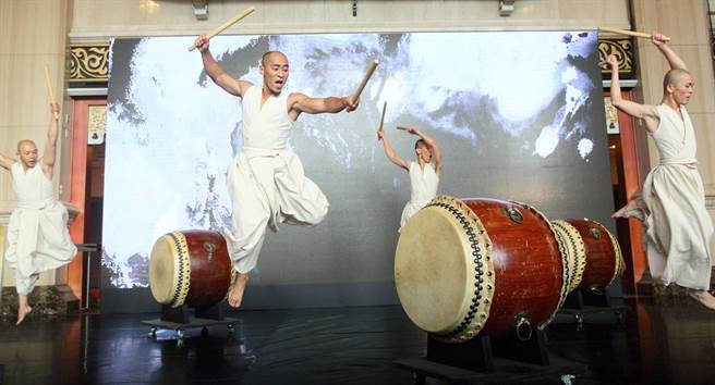 结合书法、泼墨及鼓乐艺术，优人神鼓作品《墨具五色》由刘若瑀执导、音乐总监黄志群担任主演，在疫情后将再度重现。（张铠乙摄）