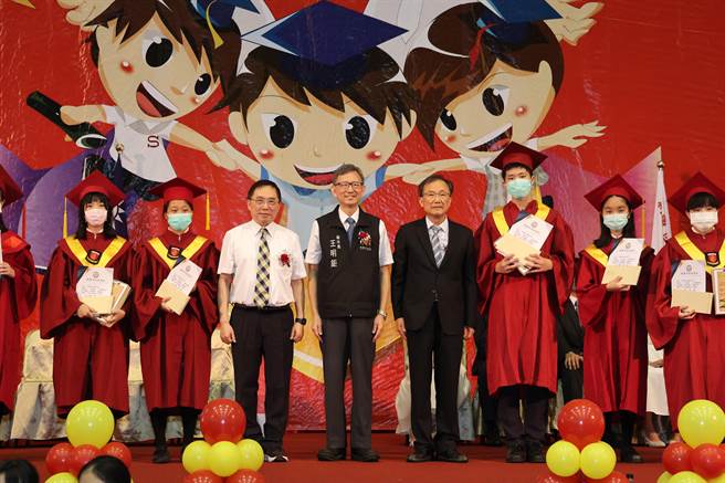 桃园市新兴国际中小学毕业典礼别出心裁，国中或国小毕业生，都穿着整齐一致的「学士袍」、戴「学士帽」。（校方提供）