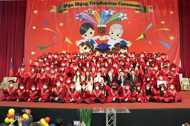 桃园市新兴国际中小学毕业典礼别出心裁，国中或国小毕业生，都穿着整齐一致的「学士袍」、戴「学士帽」。（校方提供）