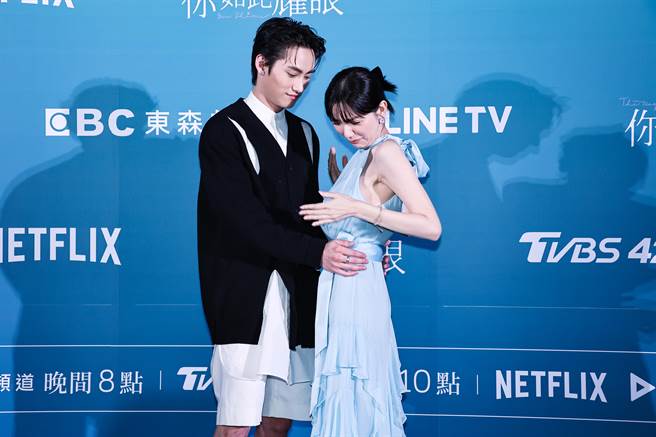 郭雪芙现场指导范少勋拍摄CP感照片，场面搞笑。（罗永铭摄）